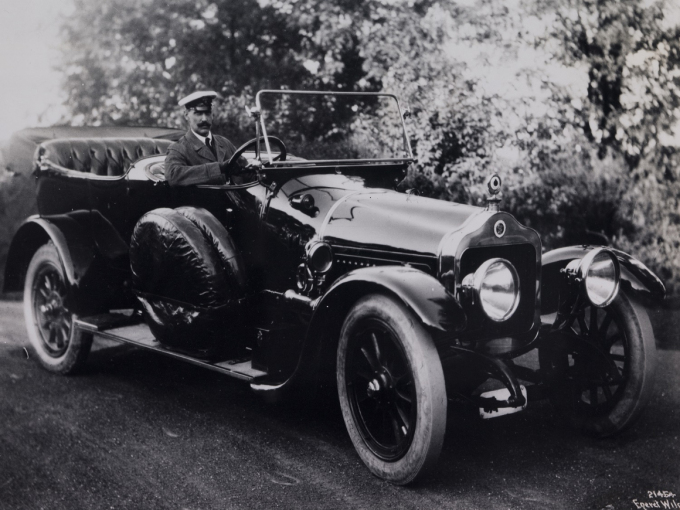 Kong Haakon gikk til anskaffelse av en Minerva i 1913. Det var Kongehusets første bil. Foto: A.B. Wilse / De kongelige samlinger.